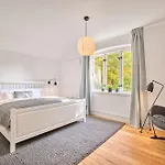 Fewo1846 - Kleine Kutscherhaus - Romantisches Haeuschen Mit 2 Schlafzimmern Сasa de vacaciones *